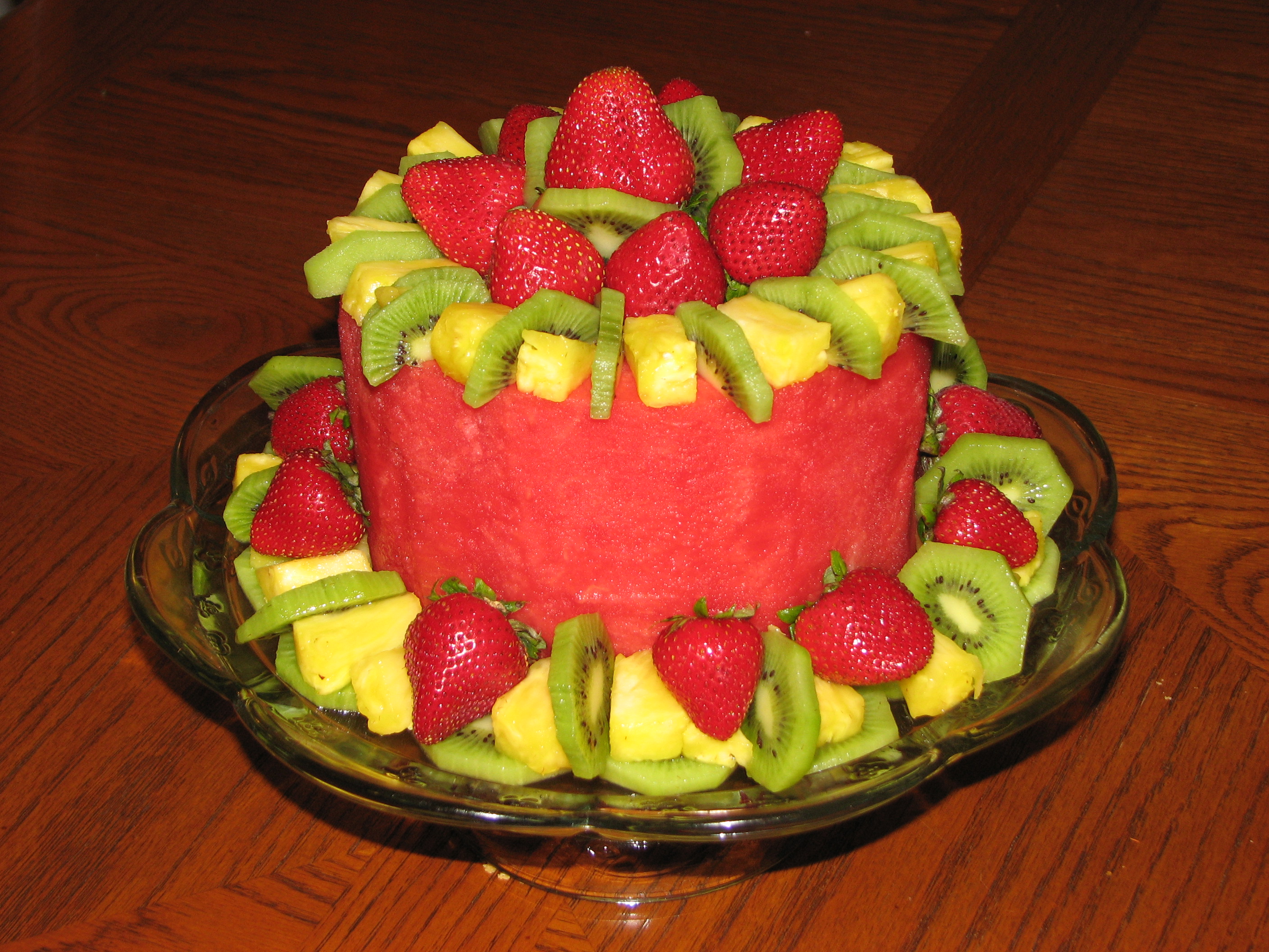 Выложить фрукты в виде торта