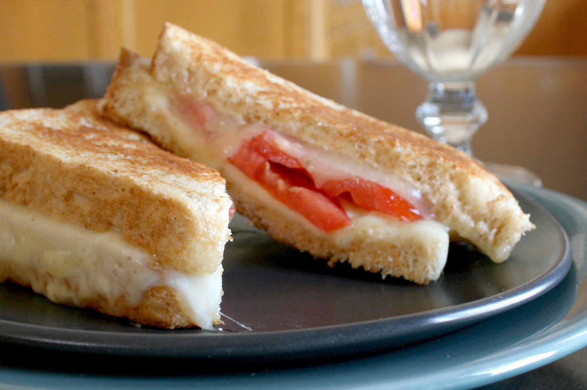 GRILLED CHEESE & TOMATO SANDWICH