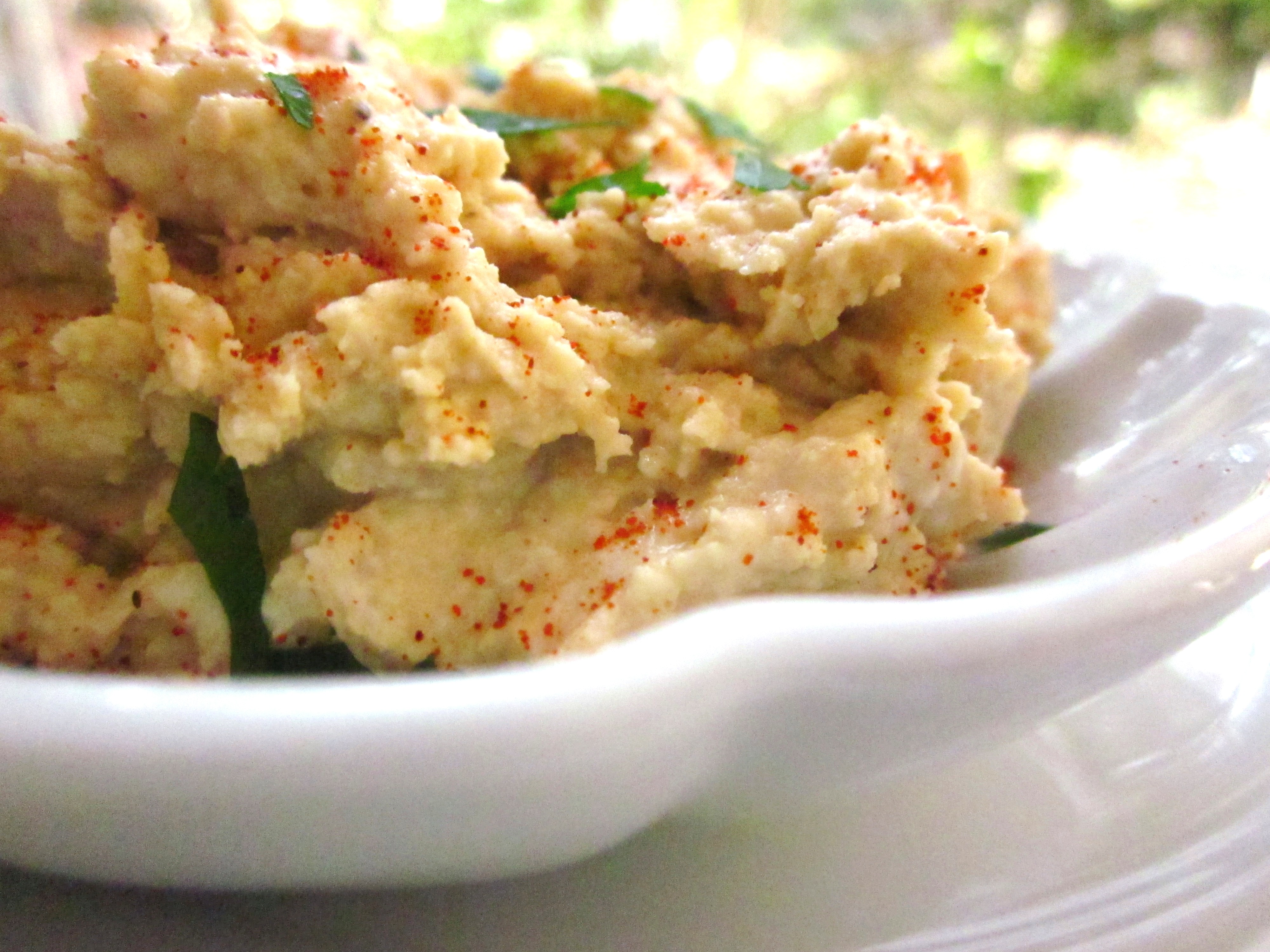 TANGY GARLIC HUMMUS