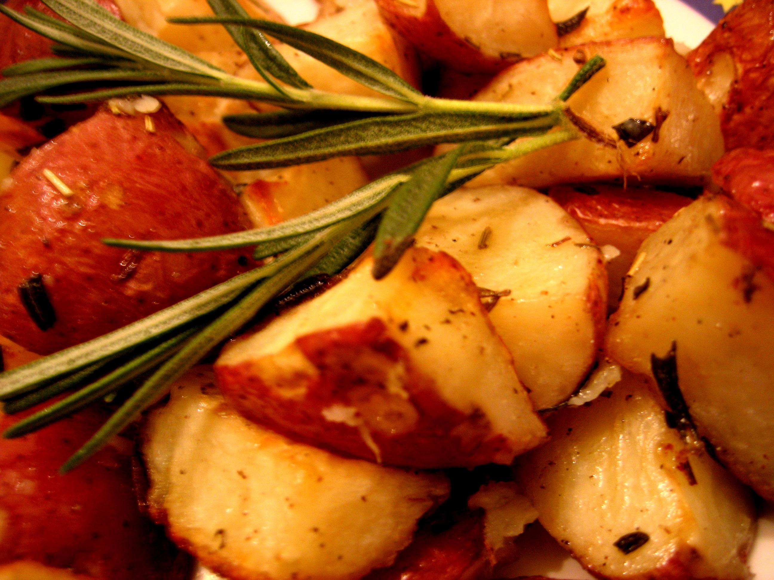 ROASTED ROSEMARY POTATOES WITH GARLIC