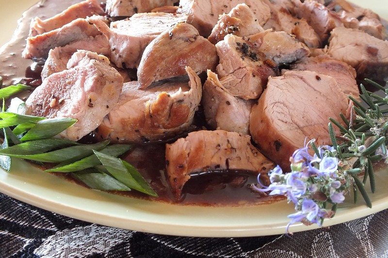 PORK TENDERLOIN WITH MERLOT-SHALLOT SAUCE