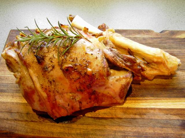 ლ Recipe LEG OF LAMB WITH GARLIC SAUCE