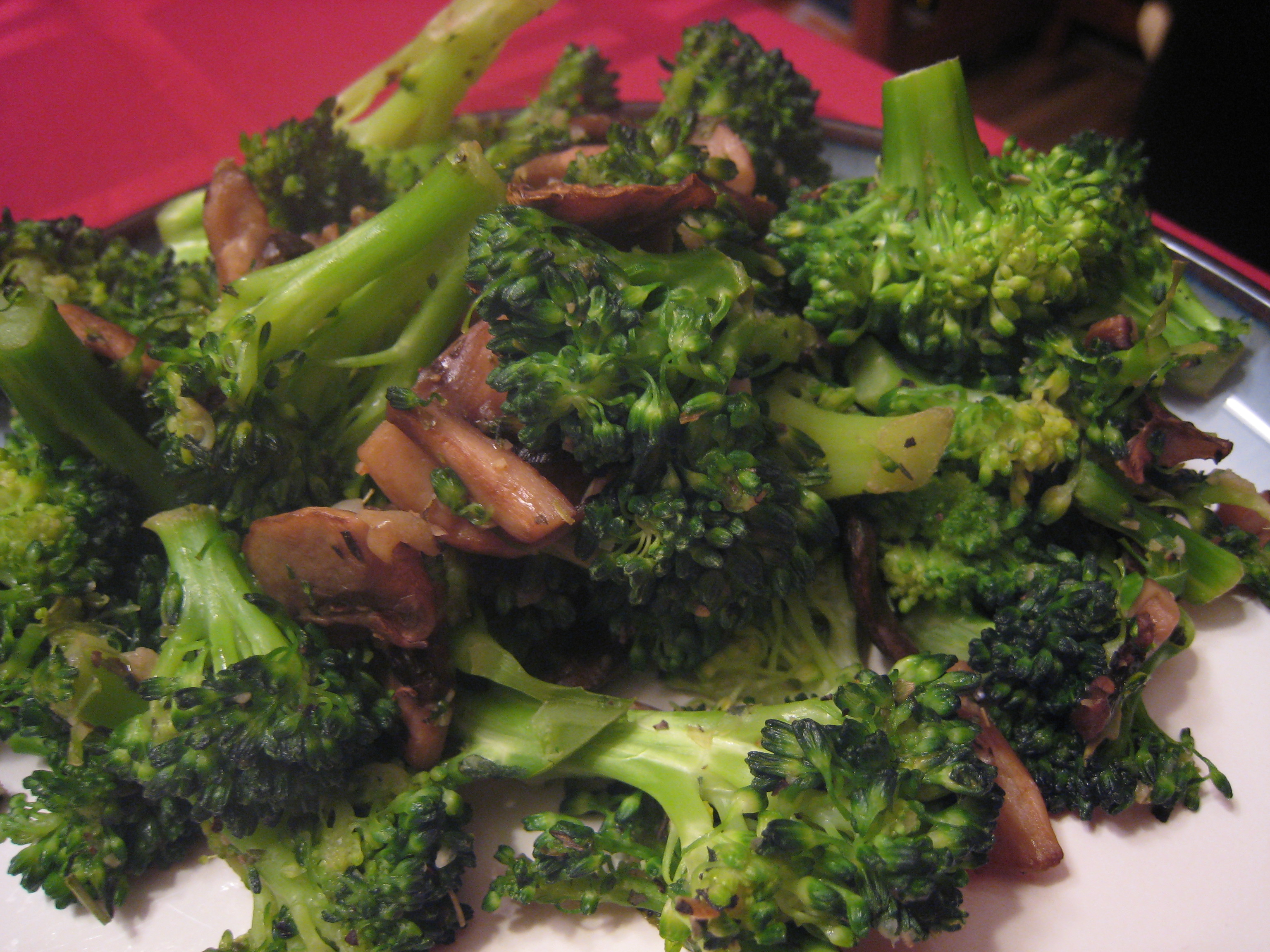 GARLIC-SPIKED BROCCOLI AND MUSHROOMS