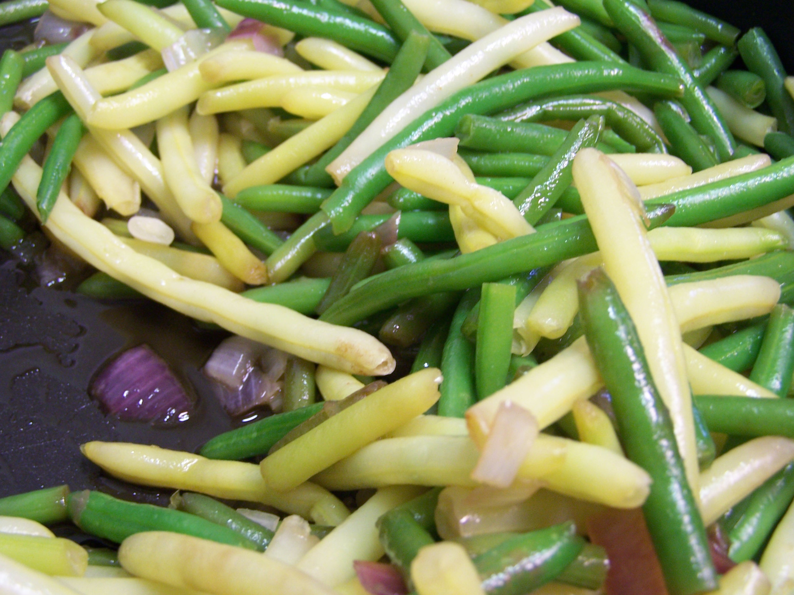 GREEN BEANS WITH CARAMELIZED ONIONS