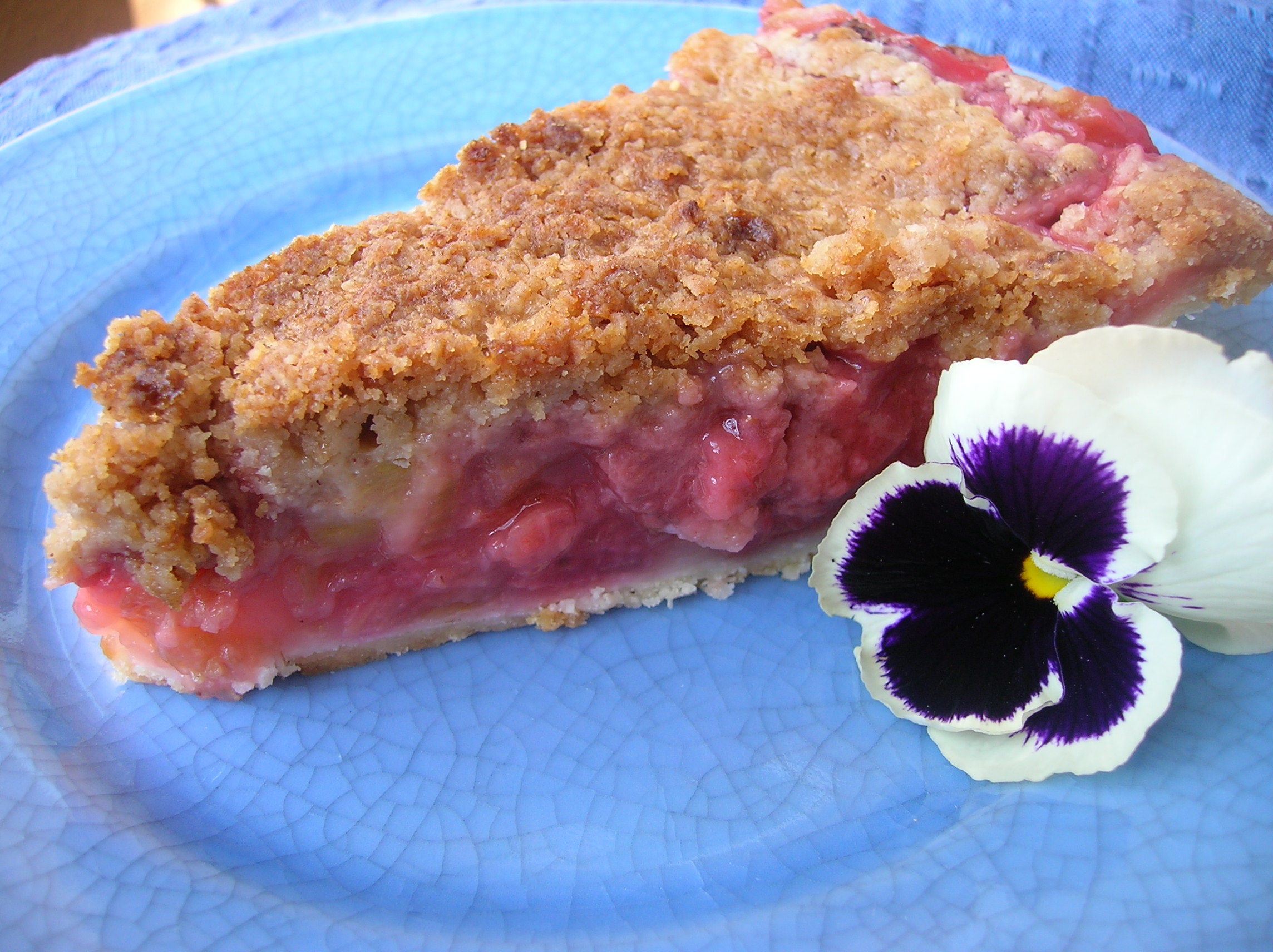 STRAWBERRY RHUBARB STREUSEL PIE