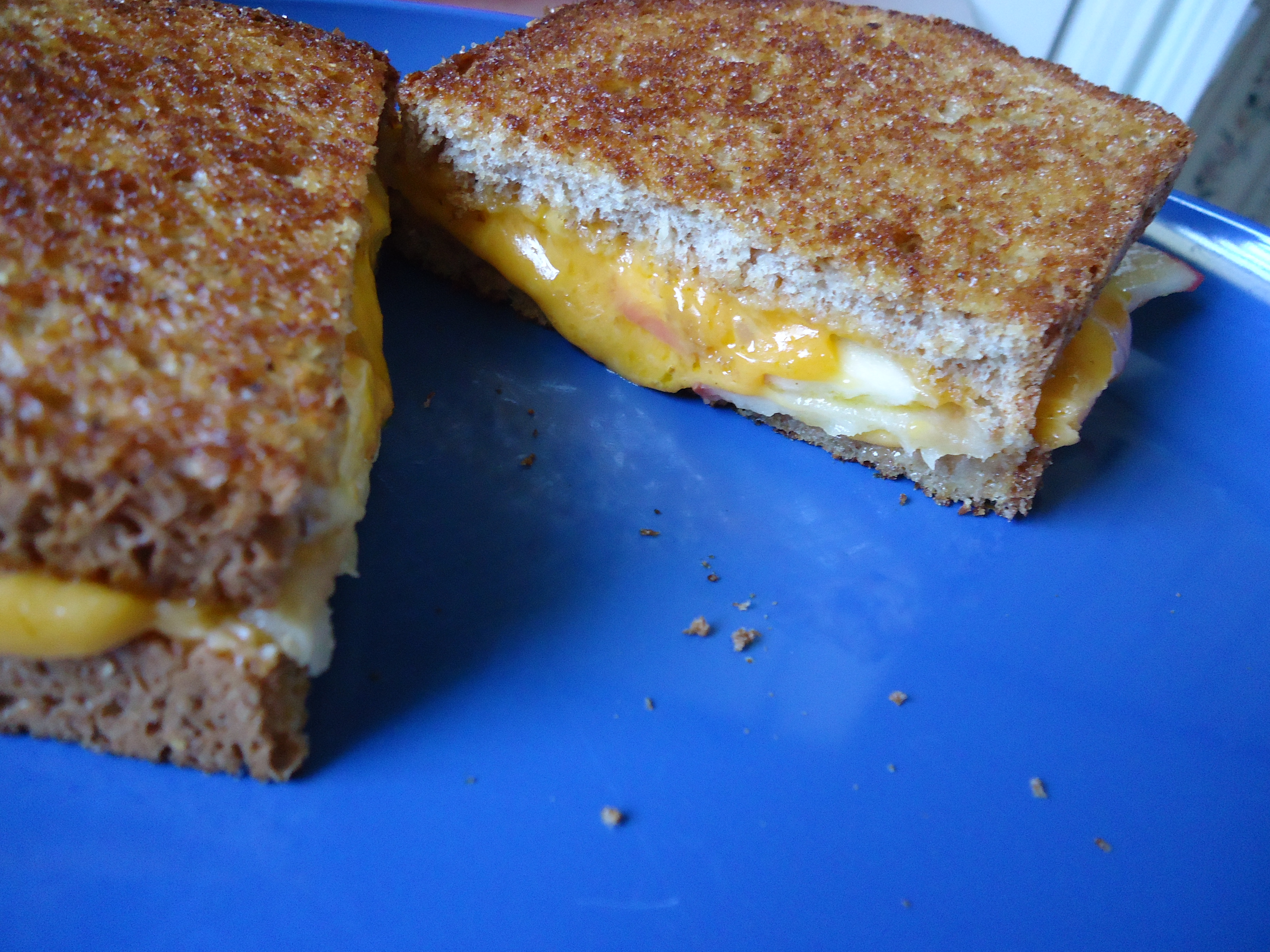 APPLE GRILLED CHEESE SANDWICH