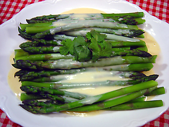 ASPARAGUS WITH CHEESE SAUCE