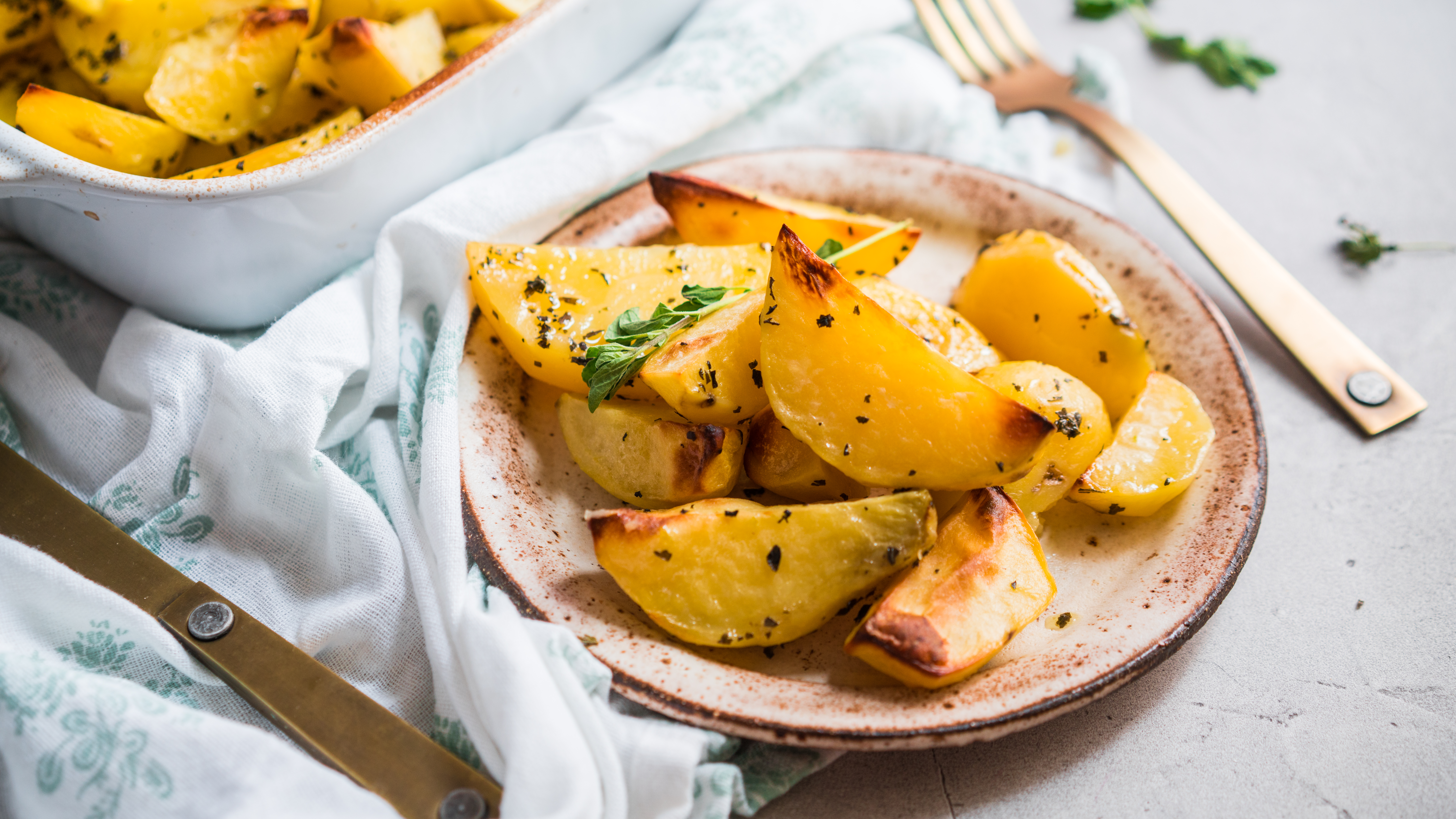 ELLINIKOS LEMONI PATATAS (GREEK LEMON POTATOES)