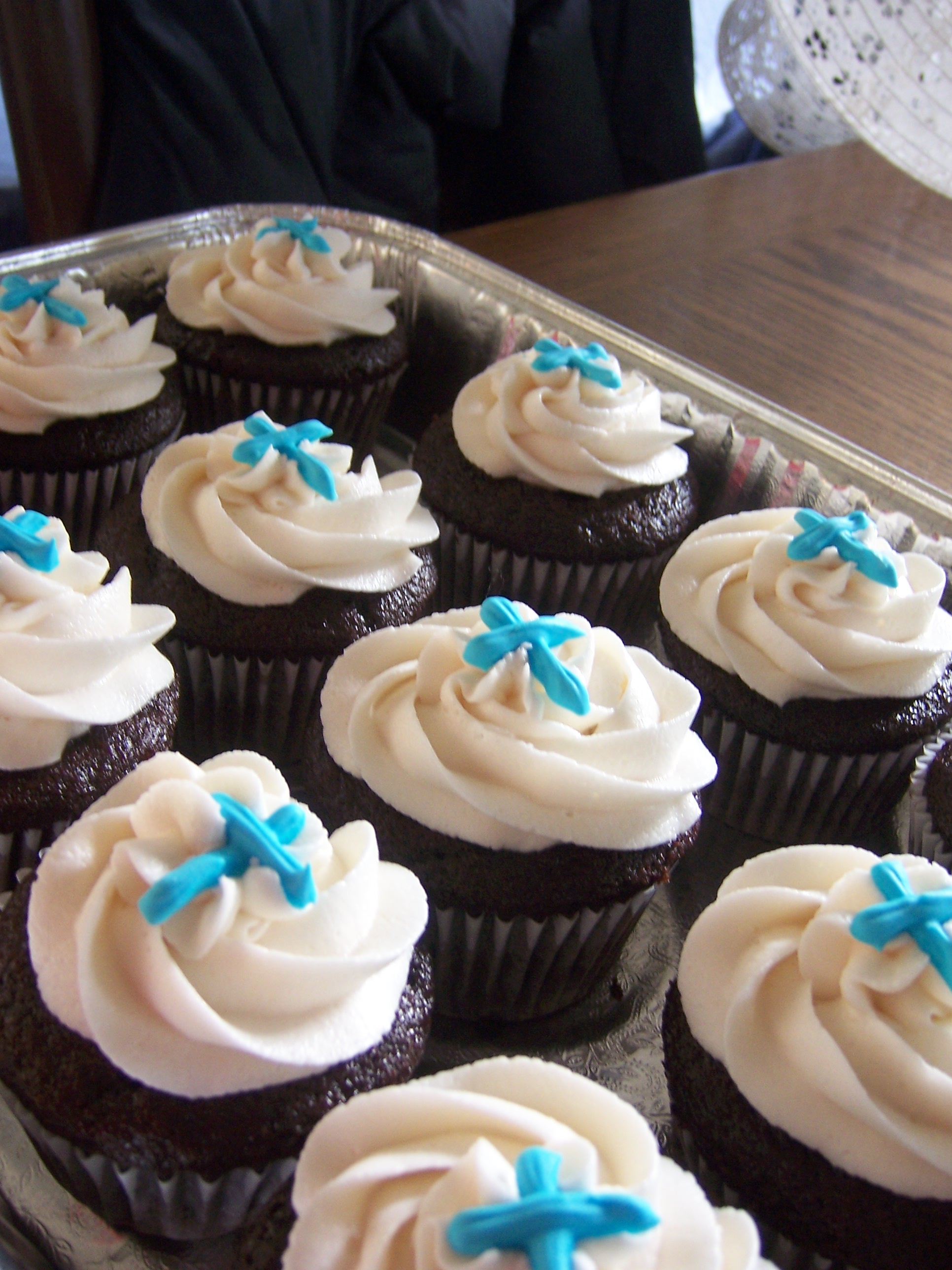 CHOCOLATE CUPCAKES WITH CHOCOLATE FROSTING