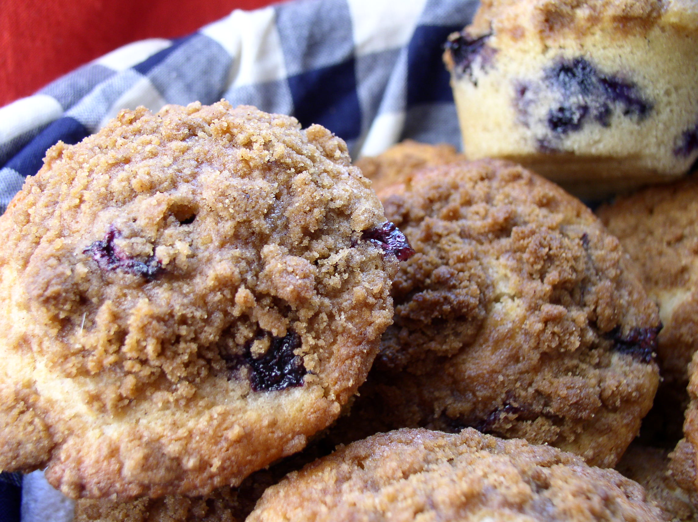 CINNAMON-CUMBLE BLUEBERRY MUFFINS