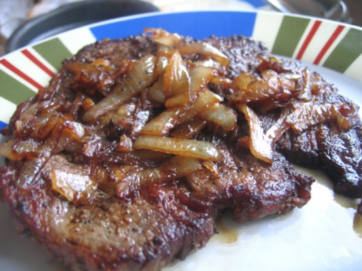 STEAK WITH CARAMELIZED ONIONS