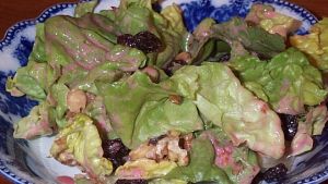 Lettuce Raisin And Walnut Salad With Creamy Raspberry Dressing
