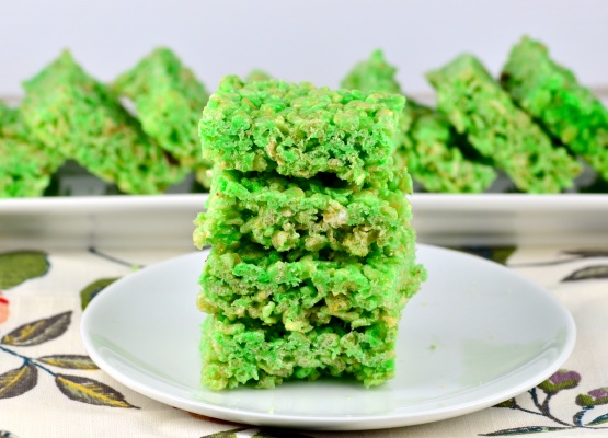 https://img.sndimg.com/food/image/upload/w_555%2Ch_416%2Cc_fit%2Cfl_progressive%2Cq_95/v1/img/recipes/15/91/44/ChSDlcVMSJSCjYQmiaVF_green%20rice%20krispies.JPG