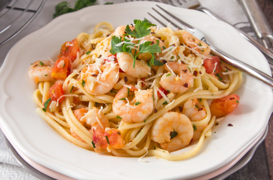 Linguini With Garlicky Shrimp and Fresh Tomatoes