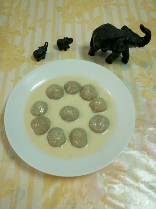 Bua Loi Phuak (Taro Balls in Coconut Cream)