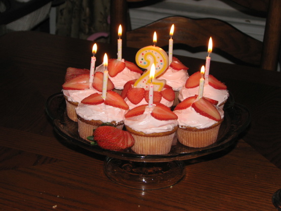 Special Stuffed Strawberry Cupcakes Recipe - Food.com