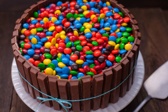 Easy Kit Kat Cake with M&M's - YouTube