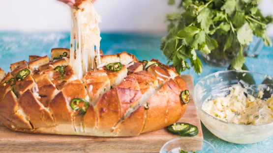 Cheesy Jalapeño Popper Pull-Apart Bread