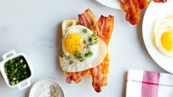 Fried egg, crispy bacon & scallions