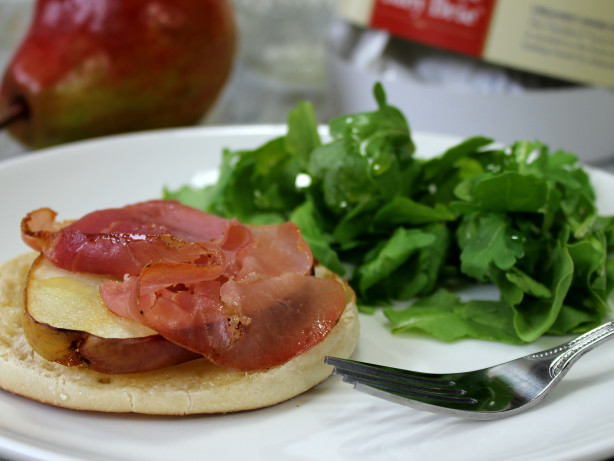 Broiled Pear & Prosciutto Toasts