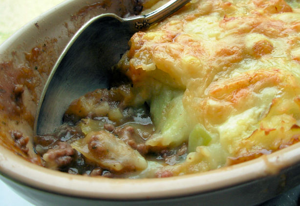 Traditional English Cottage Pie With Cheese And Leek Topping Recipe ...