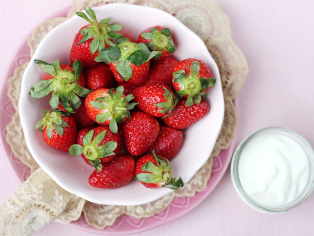 Amaretto Sour Cream Strawberries