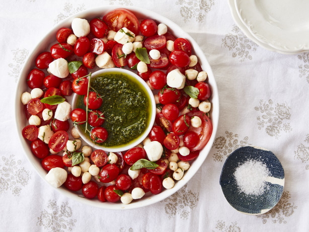 Caprese Salad Wreath