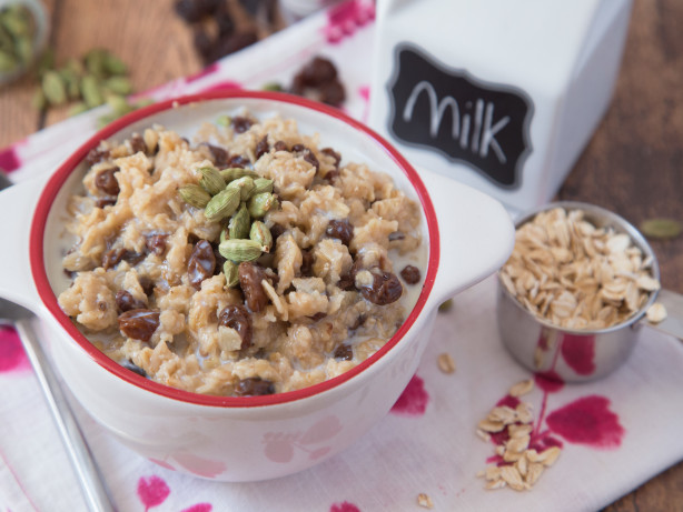 Oatmeal with Cardamom & Raisins