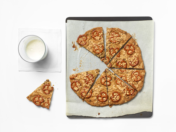 Salty-Sweet Chocolate Chip Cookie Pizza