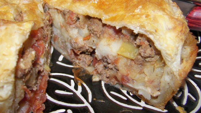 TRADITIONAL ENGLISH BEEF & POTATO PICNIC PIES - PASTIES